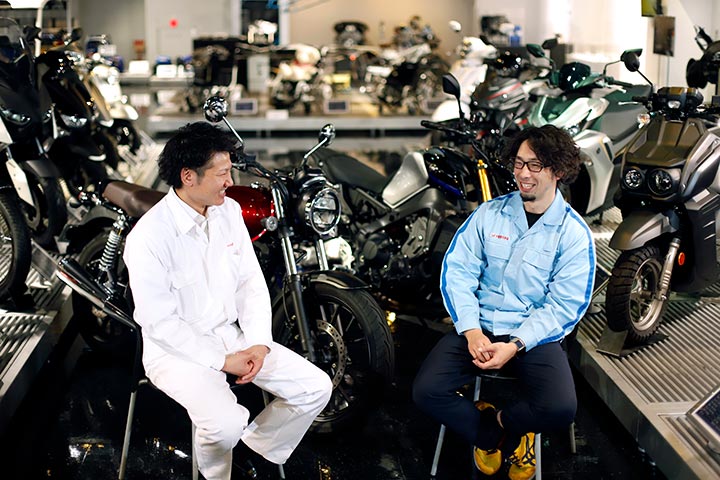 テストライダーの笹澤(左）と山田(右)。バイクに囲まれ思わず笑みがこぼれる