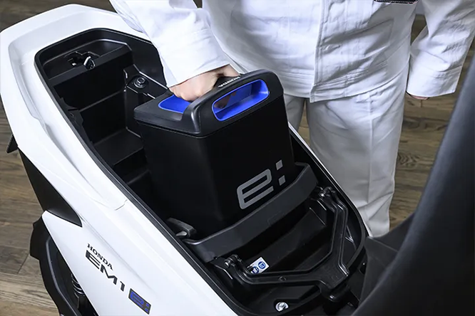 シート下のスペースに交換式バッテリーを搭載。「Honda Mobile Power Pack e:」の重さは10kg程度。持ち運びしやすいT字ハンドルがポイントです」（後藤）