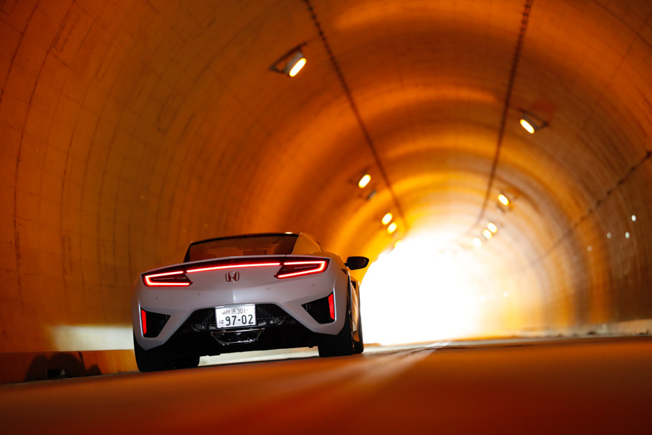 山口県のトンネルを走っているNSXの写真