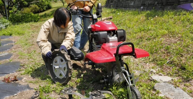 サ・ラ・ダFF500は外側の爪を外し、車輪を裏返すことで耕幅と車幅が変えられる。仕組みは簡単なので機械が苦手な人でも安心だ。