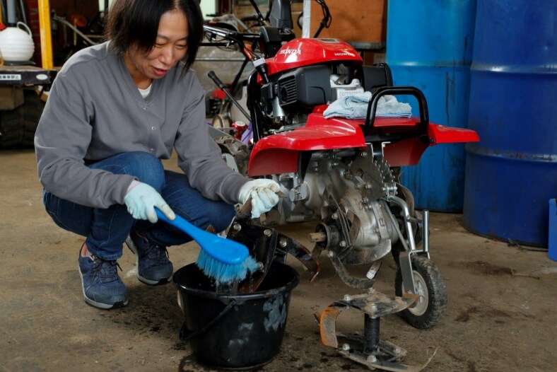 錆の原因になる泥汚れはブラシで落とそう。清掃作業時は手袋を着用して行うこと。