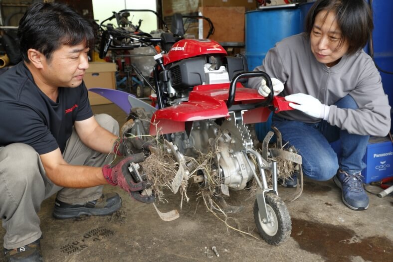 錆の原因になる泥汚れはブラシで落とそう。清掃作業時は手袋を着用して行うこと。