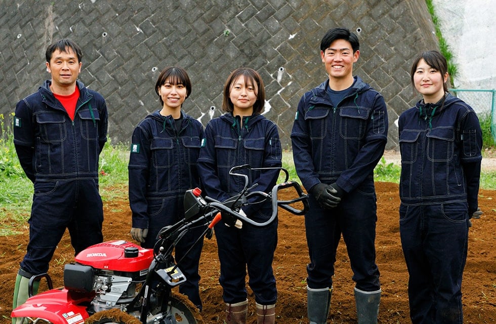 野菜作りの実践を通して栽培技術の研究、開発を行っている東京農業大学 園芸学研究室のメンバー。