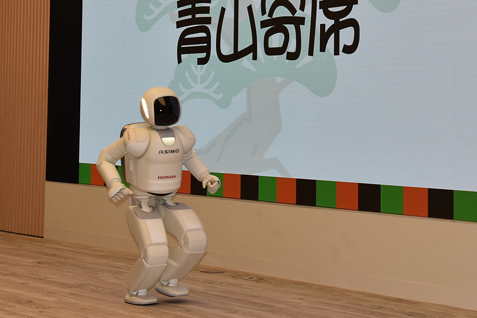 ASIMOが手話で挨拶をしたり、特技の走りをみせて、会場からは拍手が！